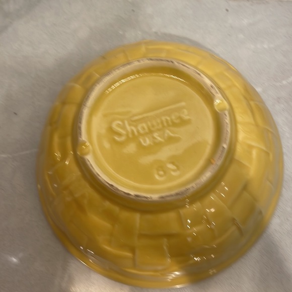 Shawnee USA Vintage Fruit Bowl and Lid - Picture 8 of 9